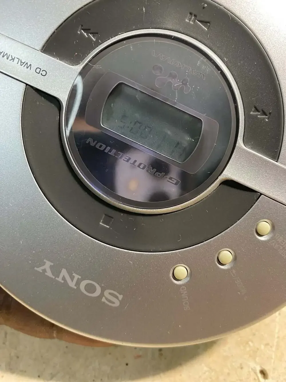 Sony CD Walkman D-EJ109 Portable CD Player with G-Protection (display faded)